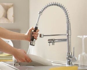 Instalación de grifería eficiente para reducir el consumo de agua