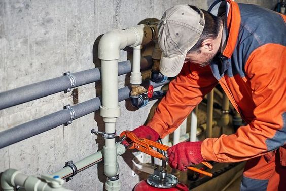 Cómo elegir un fontanero profesional